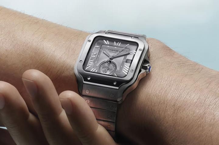 Santos两地时间手表的尺寸扩展至47.5x40.2mm，佩戴在手上显得大器而豪迈。
