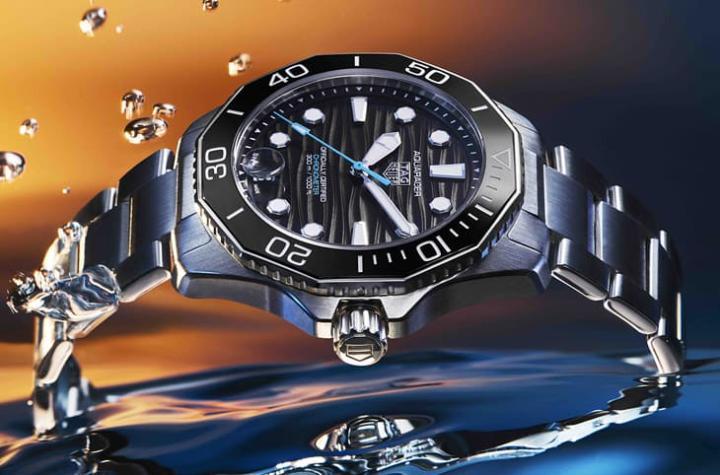 泰格豪雅2024年再度改造Aquaracer Professional 300米潜水表，并同步发表两种功能款式。