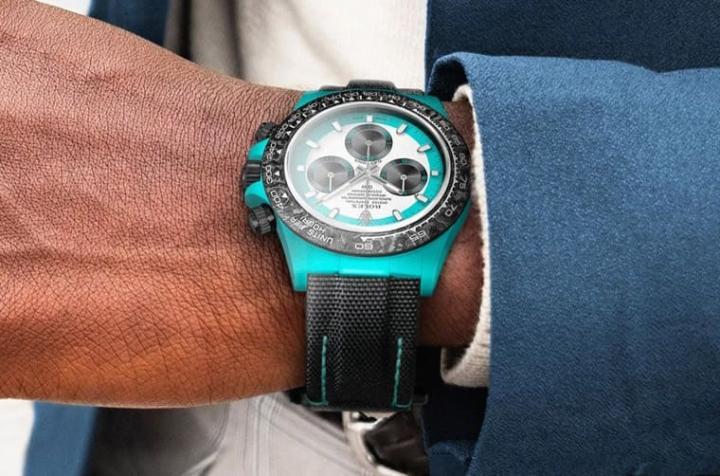 表壳颜色相当大胆亮眼的Daytona ”Celeste”佩戴在手上肯定能吸引旁人注目。Source：Designa Individual Watches