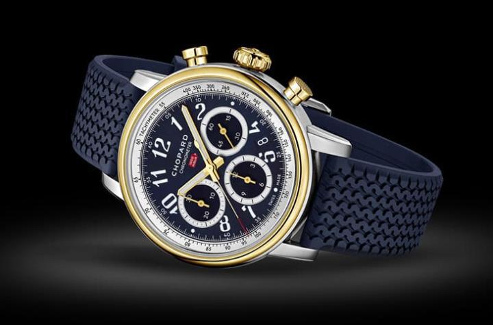 Mille Miglia Classic Chronograph JX7计时码表配色源自Jacky Ickx开启车坛先例所采用的一体式头盔安全帽，午夜蓝色搭配白色细节，让人忆起这位赛场英雄的风光岁月。