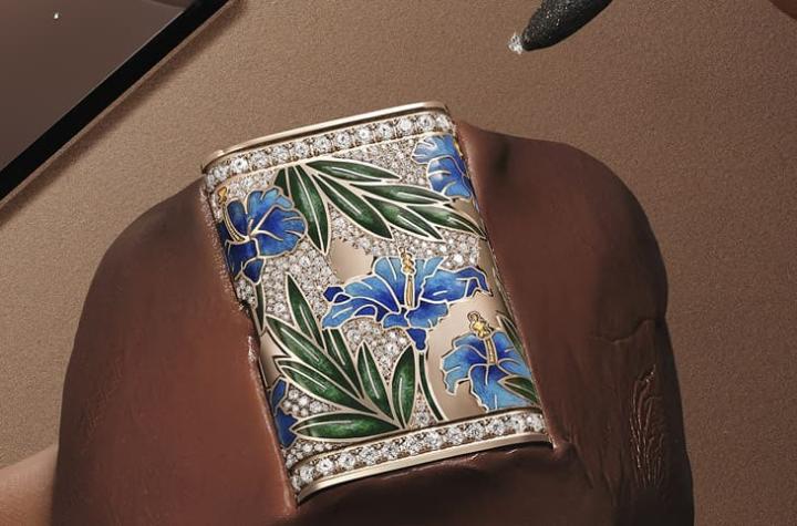 积家最新的Reverso One "Precious Flowers"分别采用金箔镶嵌、内填珐瑯以及宝石镶嵌工艺，打造出手表华丽且多采多姿的外观。