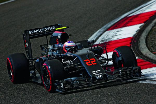 Jenson Button,驾驶McLaren MP4-31摄于上海赛道 (Photo Credit: Andy Hone/McLaren)