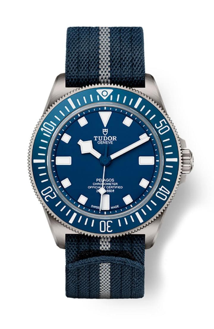 Pelagos FXD配置一条长长的海军蓝配灰色条纹织纹表带，其以钛金属D字扣环与魔鬼毡带扣固定；同时品牌还会另外附一条橡胶表带给表主