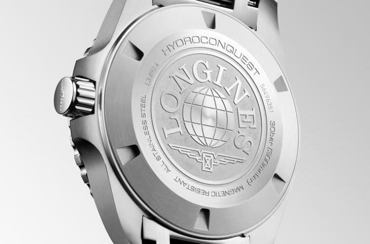 底盖设计与41mm保持一致，品牌在底盖中央刻上富有自身辨识度的字样与图案，让人一看就能明白手表的出身。