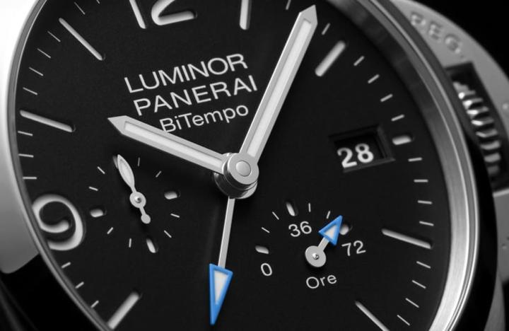 手表的GMT指针和动力储存显示指针皆为亮蓝色，在深色面盘烘托下看得更清楚。