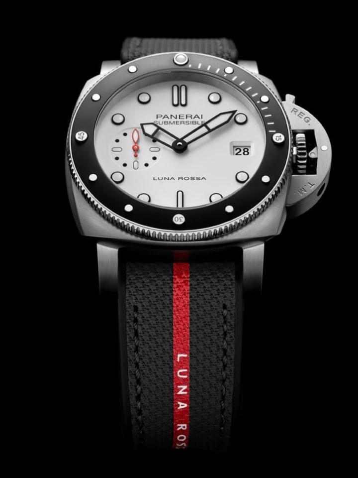 手表的灰色表带下半部印有红色条纹，以及Luna Rossa帆船队名称，此为这个联名系列一大共同特征。