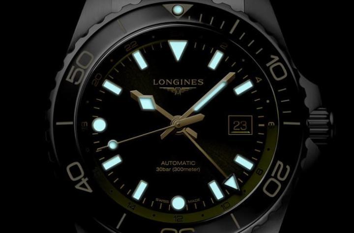 Hydroconquest GMT同样具备专业潜水表所要求的清晰视读效果，包括指针与时标都有夜光涂层。