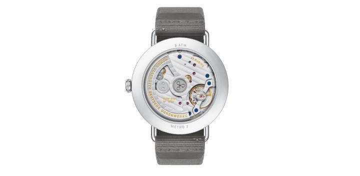 NOMOS Glashütte 全新 Metro neomatik 41 Update 腕表，搭 载自主研发的 neomatik 机芯 DUW 6101，融复杂功能和精致 装饰于一体。自动摆陀饰有镀金压印雕刻；配备日历快速调校 功能，可前后双向调校。