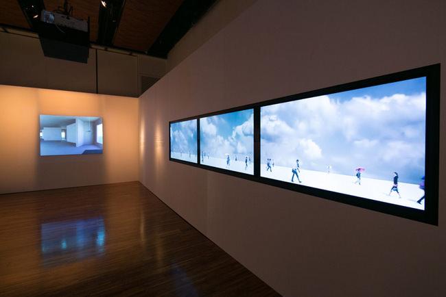 展览最后的展区为艺术家陈万仁先生与林昆颖先生借由影像来谈论时间的流动