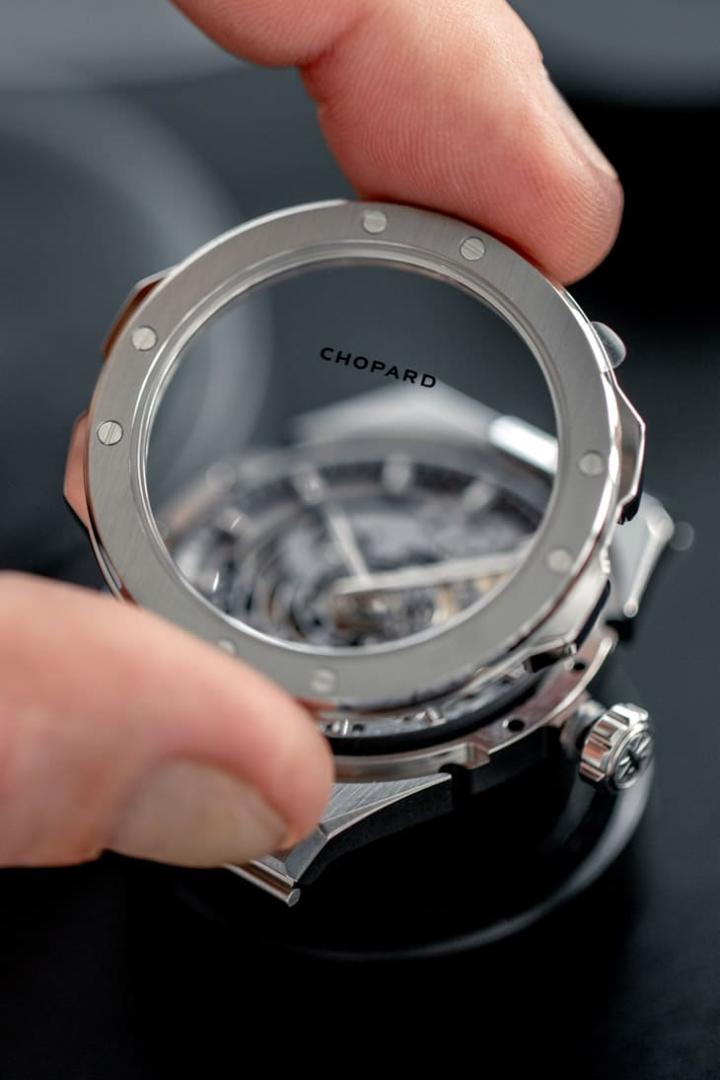 Alpine Eagle 41 XP TT手表再度启用5级钛金属制作外部零件，提供坚固、轻盈以及更佳的抗腐蚀效果。