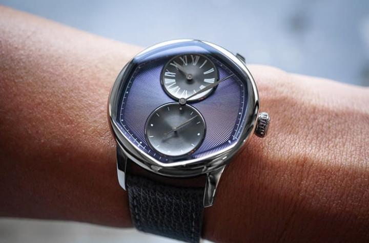 手表分别有紫色与蓝色面盘两种版本，它们都以不锈钢制作，且各别限量178只．