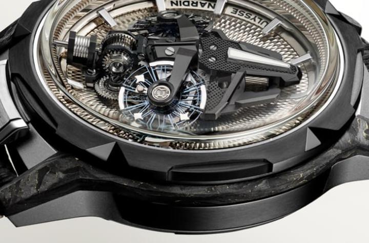 Freak S Nomad奇想S行者手表外观以钛金属和碳纤维制作，后者的不规则纹路与手表的繁复表壳构造相辅相成，塑造前卫视觉效果。