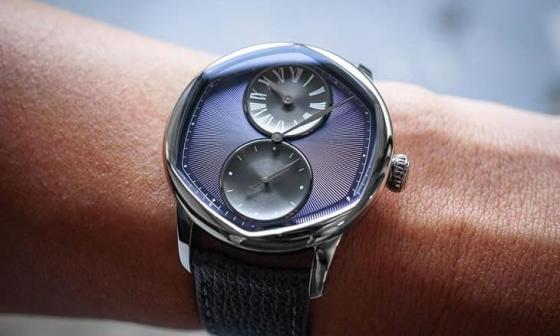 手表分别有紫色与蓝色面盘两种版本，它们都以不锈钢制作，且各别限量178只．